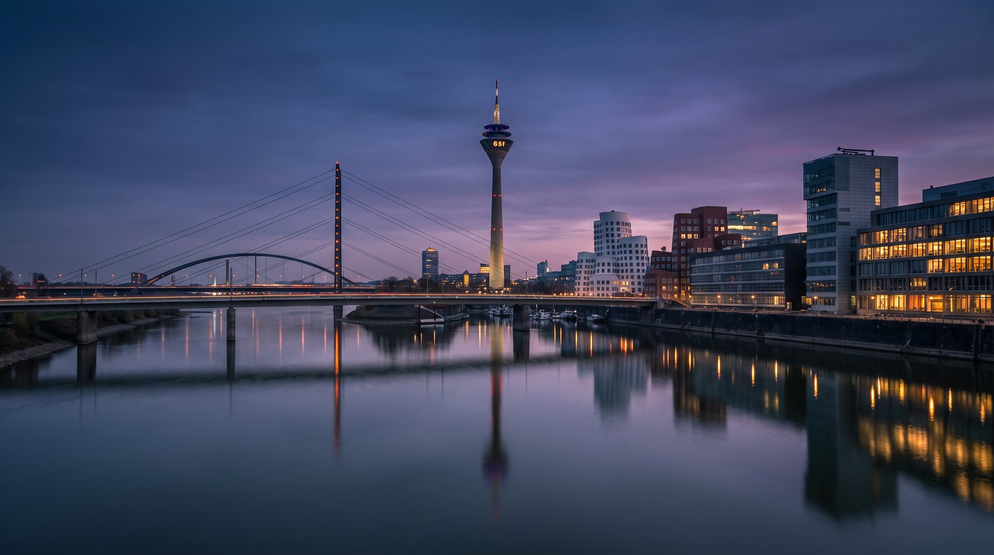 Düsseldorf am Rhein zur blauen Stunde mit Rheinturm und Medienhafen