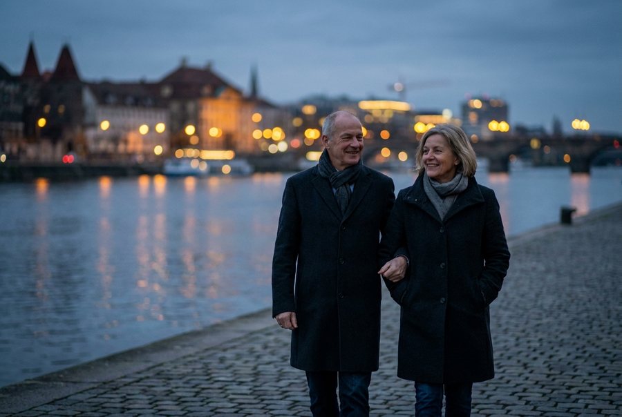 Paar spaziert abends am Rhein